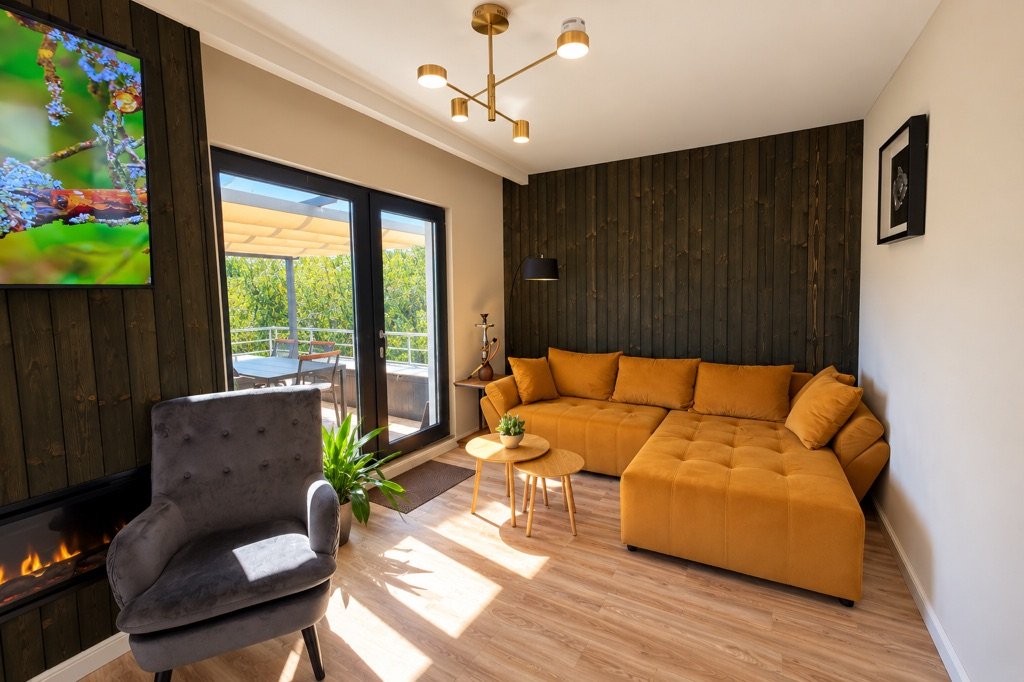 Colțul de relaxare din living, cu canapea muștar